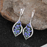 Boucles d'oreilles pendantes charmantes avec fleurs bleues