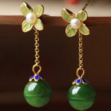 Boucles d'oreilles vintage en or, perles, fleurs fraîches et pierres précieuses vertes