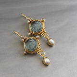 Boucles d'oreilles vintage en verre bleu et perles