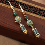 Boucles d'oreilles classiques en or et pierres précieuses vertes avec pendentifs en jaspe