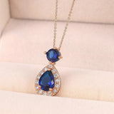 Collier pendentif ovale bleu en or rose de style antique avec pierre précieuse et goutte