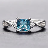 Bague vintage en argent avec pierre bleue taille princesse