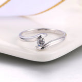 Bague en argent à bande incurvée et diamant brillant au centre