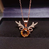 Collier classique en or rose avec ailes scintillantes et pierres précieuses jaunes