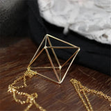 Collier long rétro en triangle creux tridimensionnel