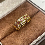 Bague ajustable en or et rubis au motif floral d'inspiration antique