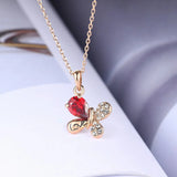 Collier pendentif papillon en or rose avec pierre précieuse rouge en forme de cœur