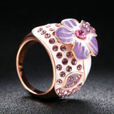 Bague classique en or rose avec motif floral violet et cristal