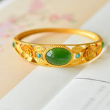 Bracelet intemporel en or vert avec pierres et motif floral