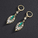 Boucles d'oreilles pendantes en forme de feuilles creuses dorées et vertes