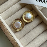 Boucles d'oreilles classiques rondes en or avec bordure en perles