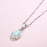 Collier pendentif en argent avec opale en forme de poire