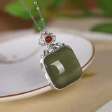 Collier pendentif classique en argent avec gemme carrée verte