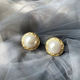 Boucles d'oreilles vintage en or avec une grosse perle au centre