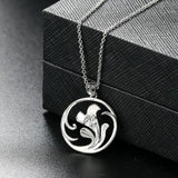 Collier antique en argent avec motif floral tourbillonnant et pierres précieuses