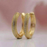 Boucles d'oreilles vintage en or avec un magnifique motif