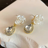 Boucles d'oreilles vintage en forme de goutte avec rose blanche