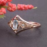 Bague vintage en or rose avec marquise bleue