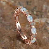 Bague vintage en or rose avec opale et cristal