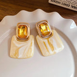 Boucles d'oreilles rectangulaires intemporelles en or avec pierres précieuses jaunes et effet marbré