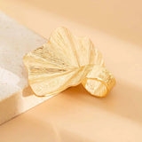 Bague vintage en feuille d'or avec texture incurvée