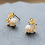 Boucles d'oreilles à clous en perles et feuilles d'or