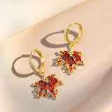 Boucles d'oreilles pendantes en zircone rouge en forme de feuille d'érable