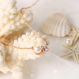 Collier classique en or rose avec perle et pierres précieuses étincelantes
