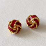 Boucles d'oreilles clous plaquées or avec motif nœud rouge