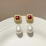 Boucles d'oreilles pendantes vintage en or carré avec pierre rouge et perle