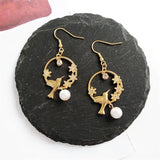 Boucles d'oreilles pendantes oiseau, fleur et perle en or