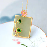 Collier vintage avec feuille encadrée d'or et fleurs vertes