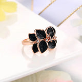 Bague intemporelle en or rose avec motif floral noir