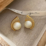 Boucles d'oreilles en or avec perles rondes blanches éclatantes