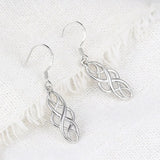 Boucles d'oreilles intemporelles en argent avec motif entrelacé infini