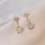 Boucles d'oreilles pendantes étoiles dorées et pierres