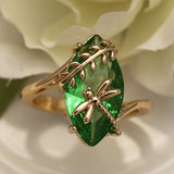 Bague en or avec pierre précieuse verte et libellule