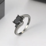 Bague en argent avec pierre noire en forme de cœur