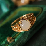 Bague ajustable vintage en or et filigrane avec pierre blanche hexagonale