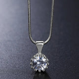Collier pendentif intemporel avec chaîne en argent et pierre ronde étincelante