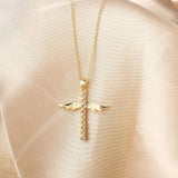 Collier pendentif croix ailée angélique en or