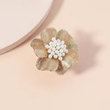 Bague ajustable classique en or avec motif floral et perle blanche
