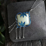 Collier vintage avec pendentif en argent bleu à motif floral et pierre blanche