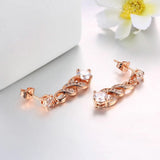 Boucles d'oreilles torsadées intemporelles en or rose avec pierres précieuses étincelantes