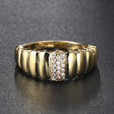 Bague vintage en or avec incrustation de diamants étincelants