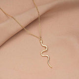 Collier vintage avec pendentif en forme de serpent en or