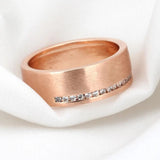 Bague horizontale en or rose avec cristal et texture mate