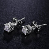 Boucles d'oreilles intemporelles en argent avec cristaux carrés et motif couronne