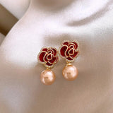 Boucles d'oreilles pendantes camélia rouge et perle champagne