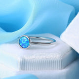 Bague ronde en argent avec opale bleue
